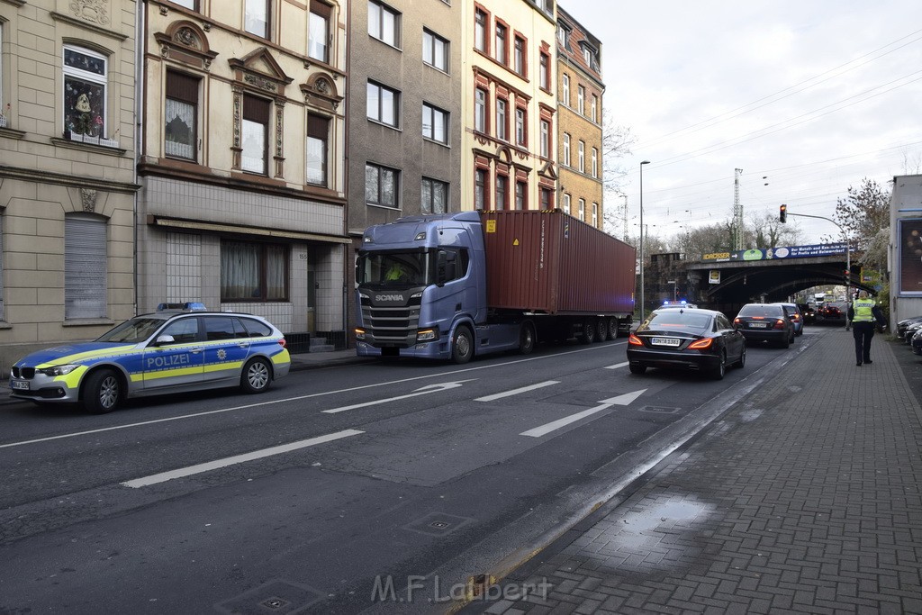 LKW gegen Bruecke wegen Rettungsgasse Koeln Muelheim P04.JPG - Miklos Laubert